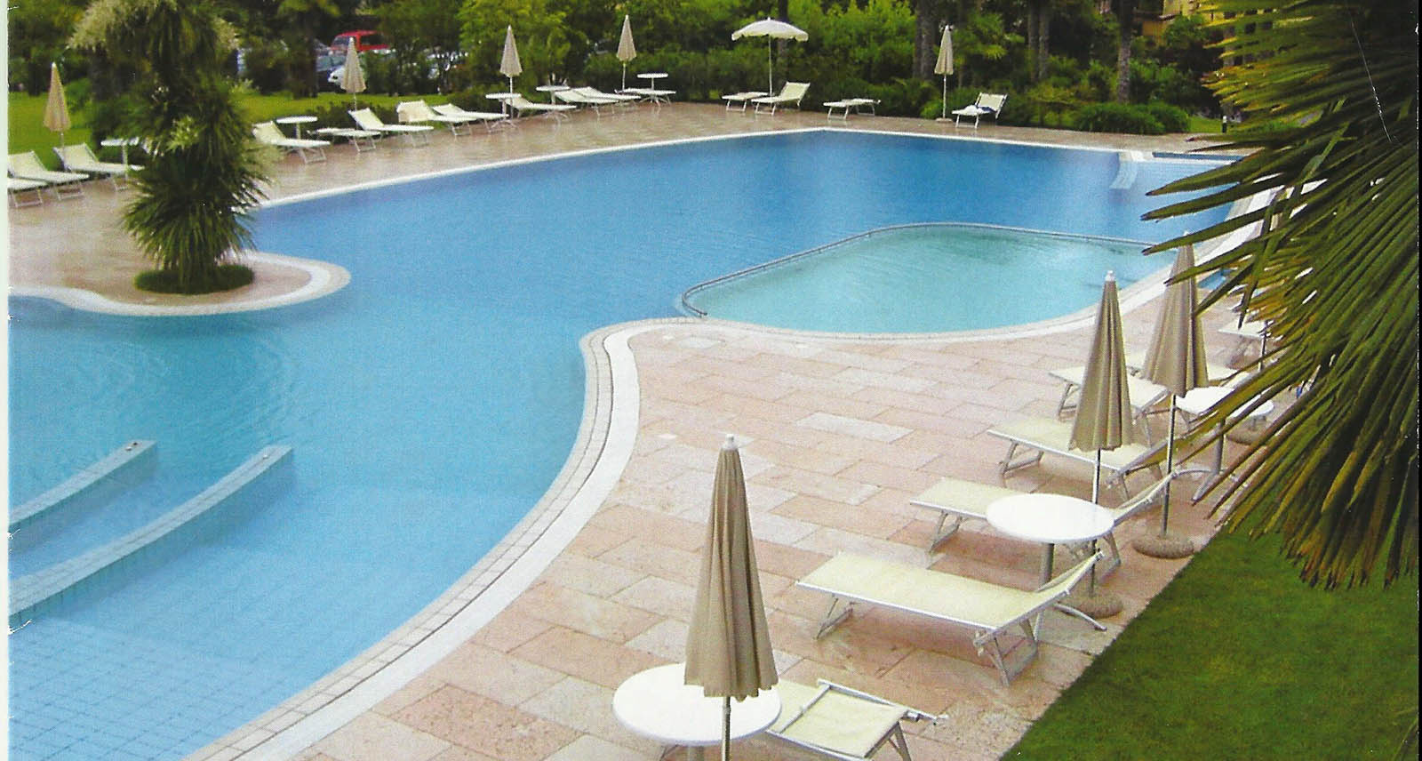 Pavimento e bordo piscina in Pietra di Prun